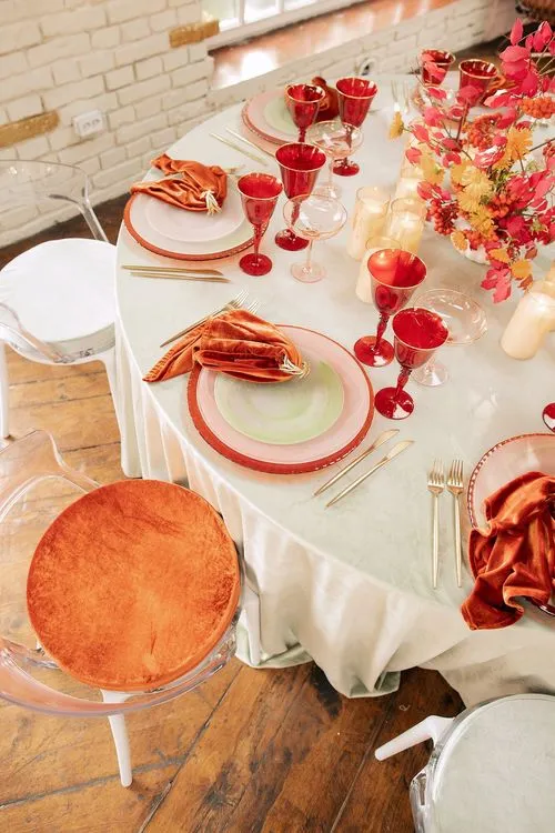 Эвкалиптовый бархат на круглом столе