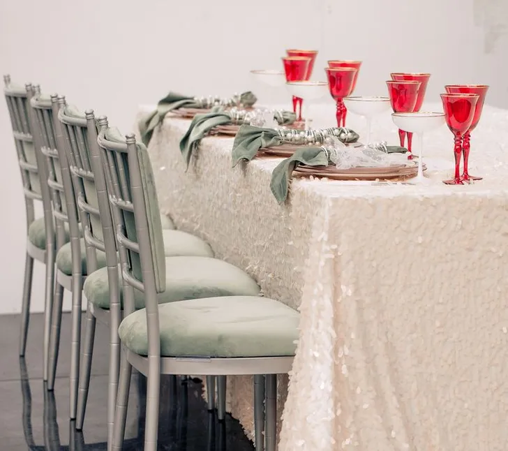 Фисташково-красный сет за прямоугольным столом