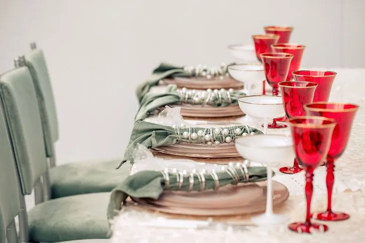 Фисташково-красный сет за прямоугольным столом