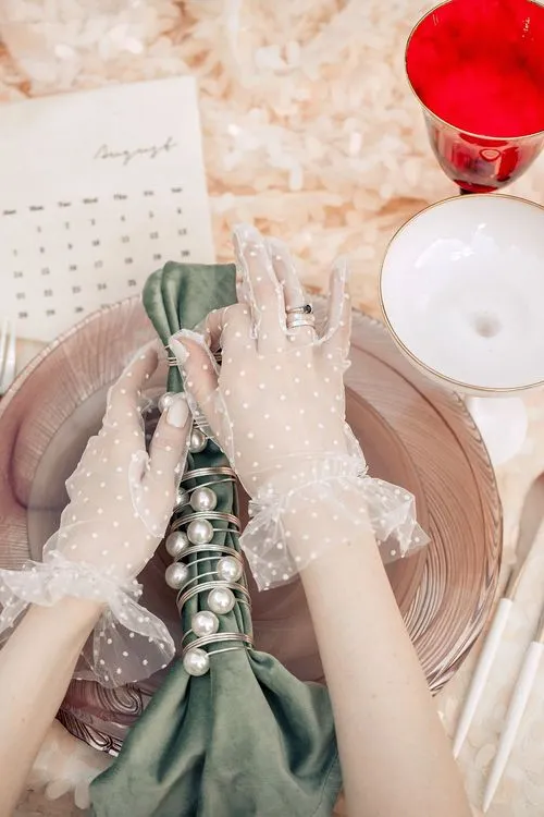 Фисташково-красный сет за прямоугольным столом