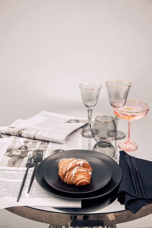 Графичный сет с черными тарелками