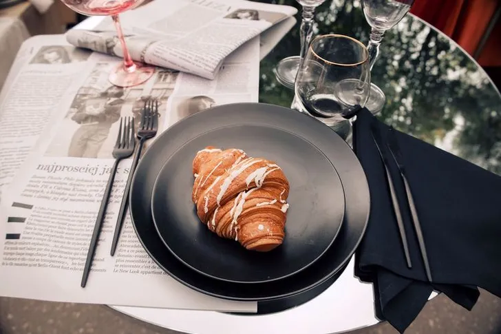 Графичный сет с черными тарелками