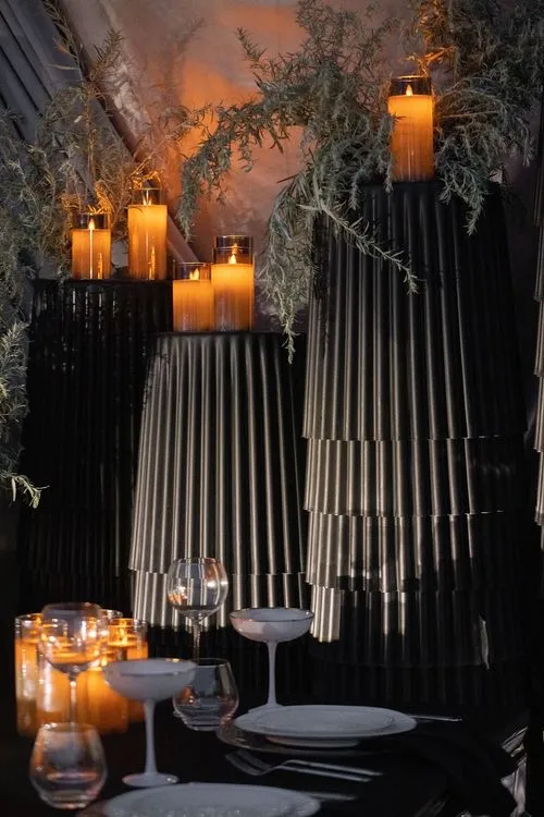 Графичный сет за прямоугольным столом