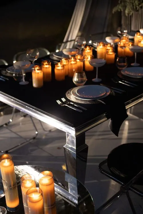 Графичный сет за прямоугольным столом