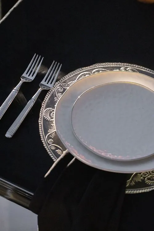 Графичный сет за прямоугольным столом