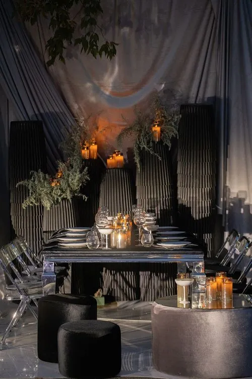 Графичный сет за прямоугольным столом