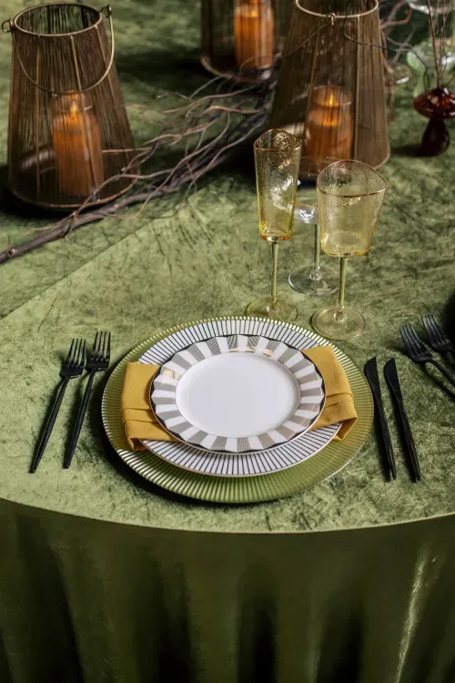 Королевский зеленый бархатный сет за круглым столом