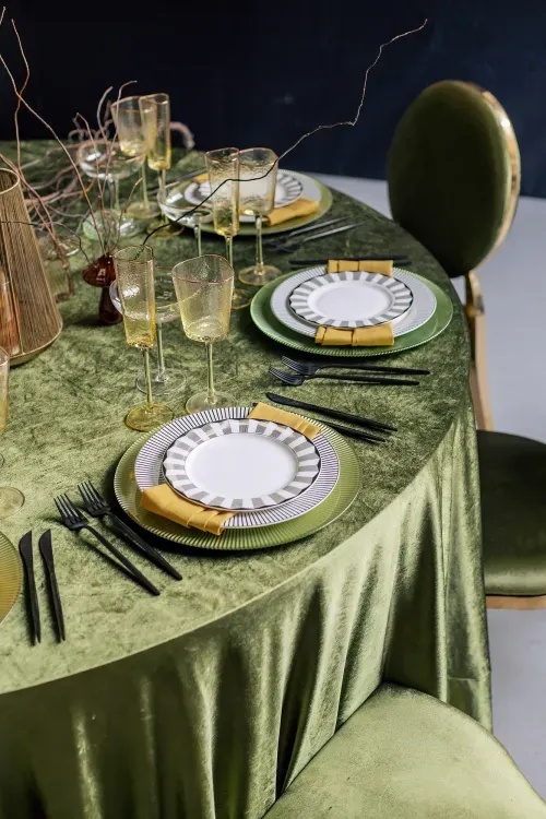 Королевский зеленый бархатный сет за круглым столом