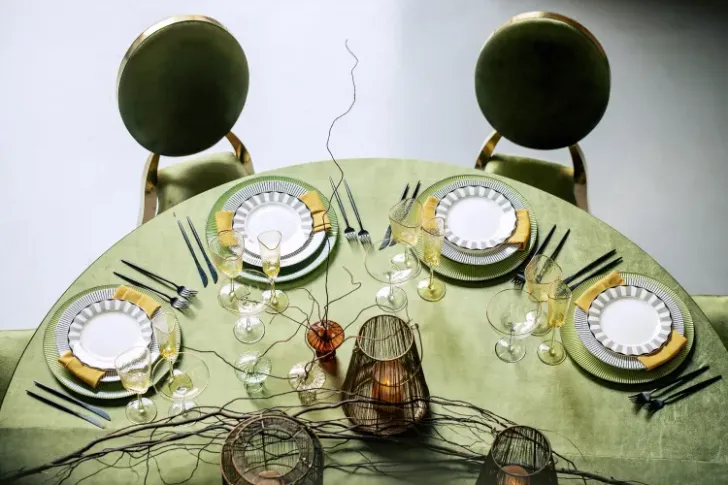 Королевский зеленый бархатный сет за круглым столом