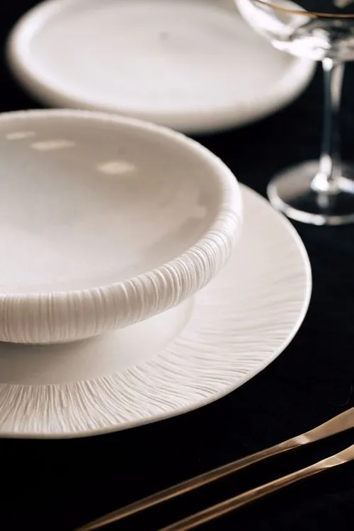 Красно-черный сет за прямоугольным столом