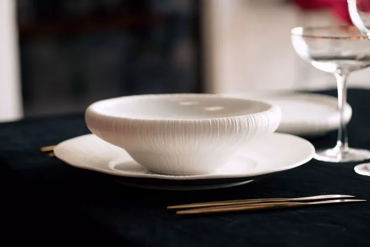 Красно-черный сет за прямоугольным столом