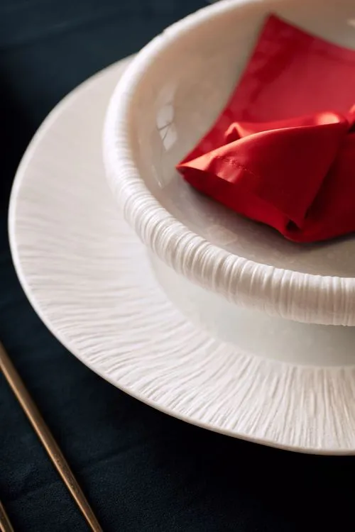 Красно-черный сет за прямоугольным столом