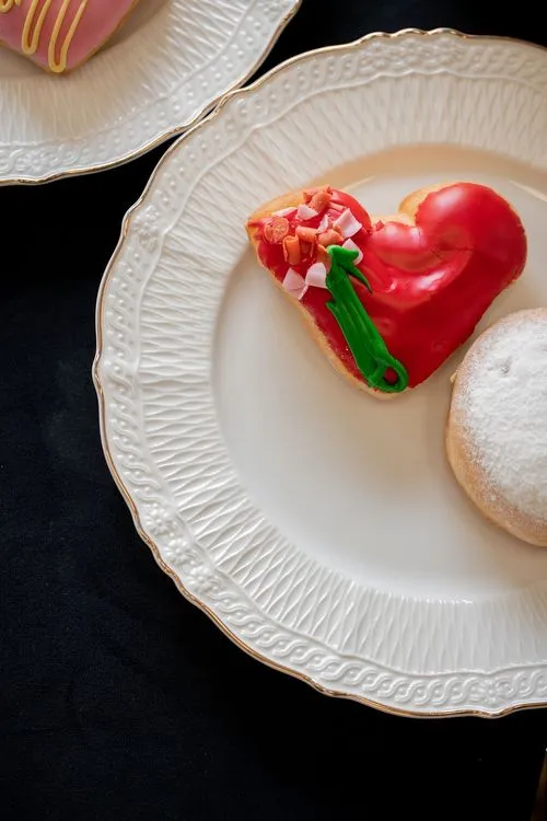 Красно-черный сет за прямоугольным столом