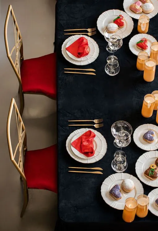 Красно-черный сет за прямоугольным столом