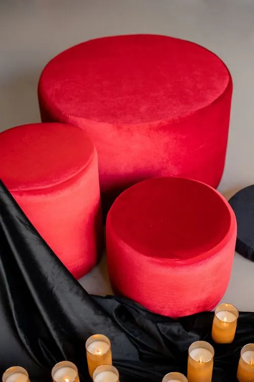 Красно-черный сет за прямоугольным столом