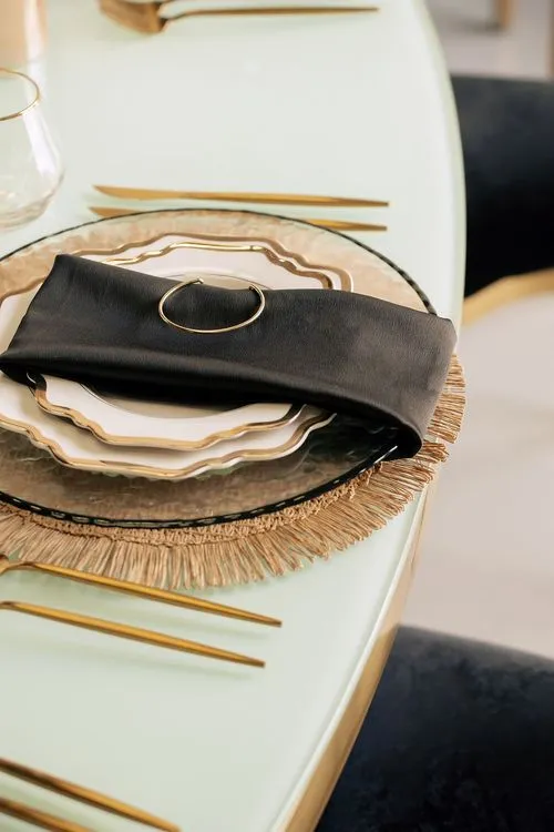 Красно-черный сет за столом-волна