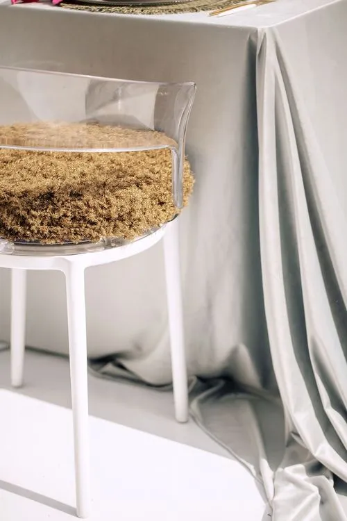 Красные акценты за прямоугольным столом