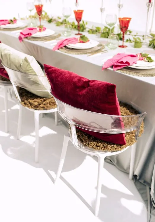 Красные акценты за прямоугольным столом