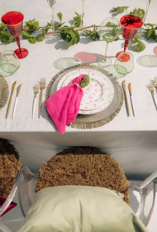 Красные акценты за прямоугольным столом