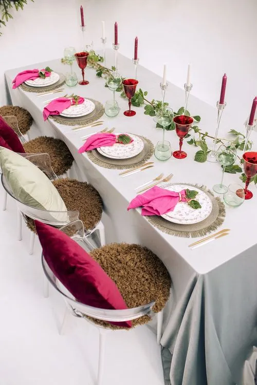 Красные акценты за прямоугольным столом