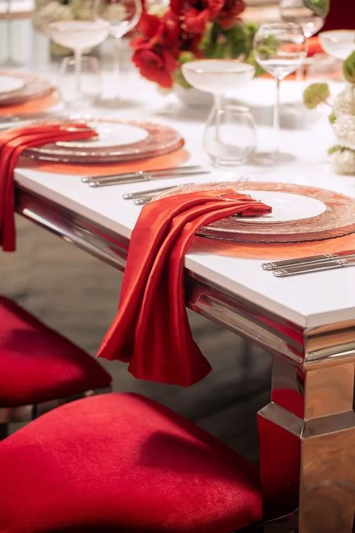 Красный сет за прямоугольным столом