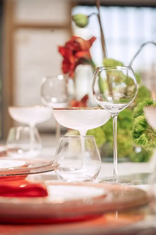 Красный сет за прямоугольным столом