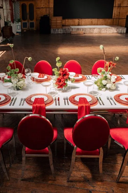 Красный сет за прямоугольным столом