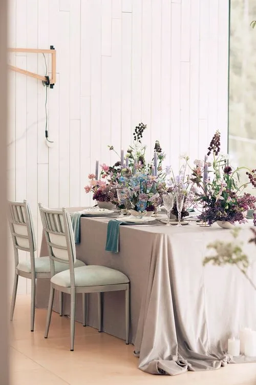 Лавандовые оттенки за прямоугольным столом