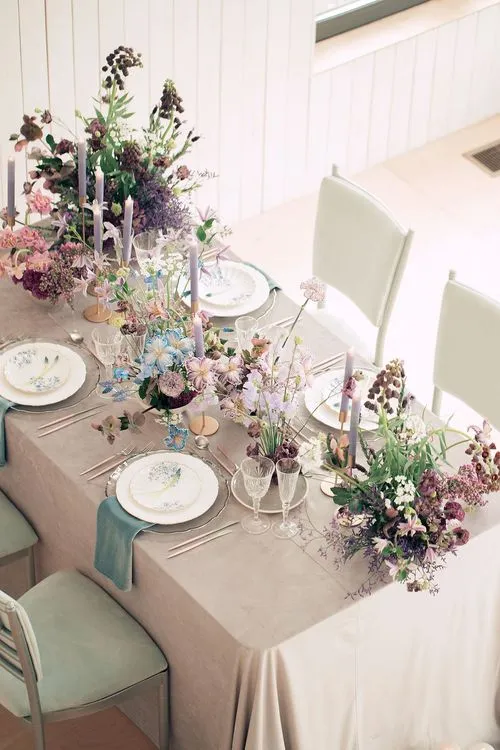 Лавандовые оттенки за прямоугольным столом