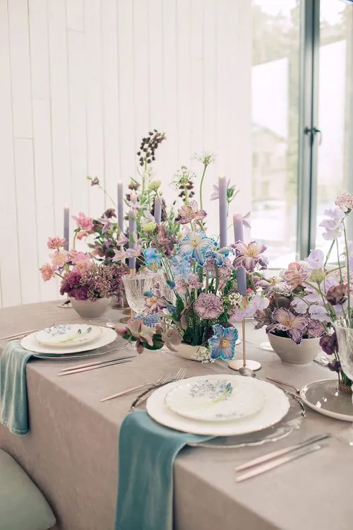 Лавандовые оттенки за прямоугольным столом