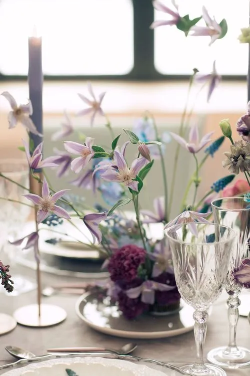 Лавандовые оттенки за прямоугольным столом