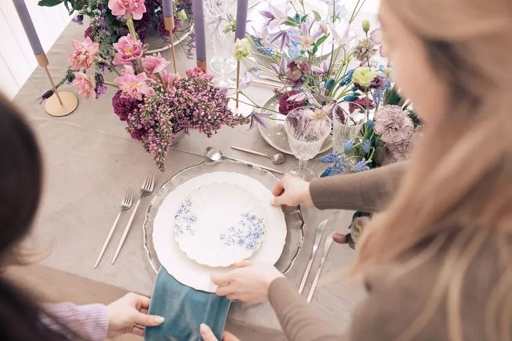 Лавандовые оттенки за прямоугольным столом