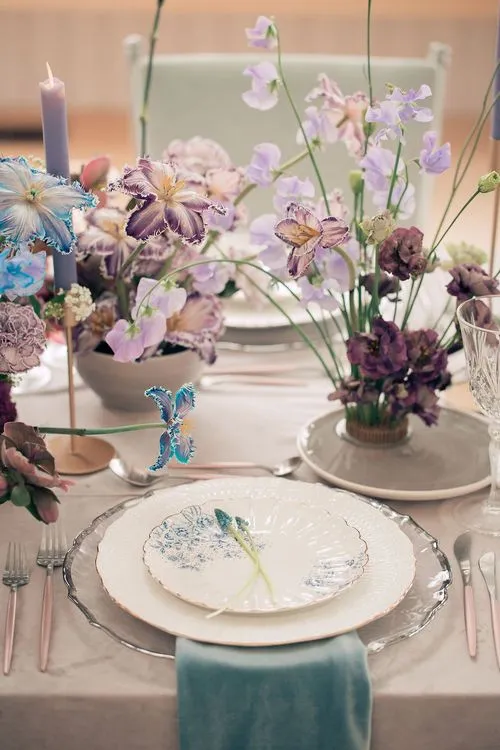 Лавандовые оттенки за прямоугольным столом