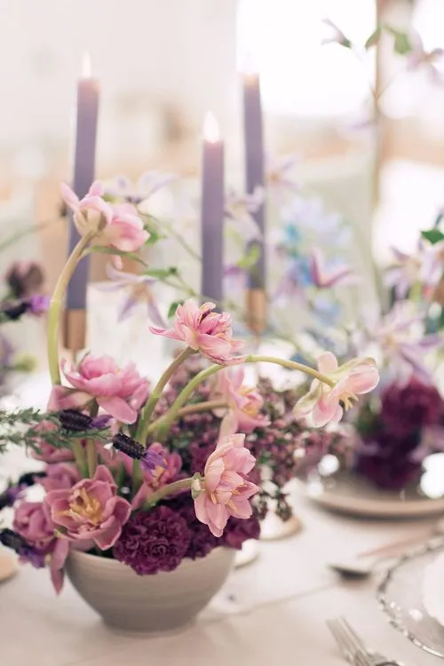 Лавандовые оттенки за прямоугольным столом