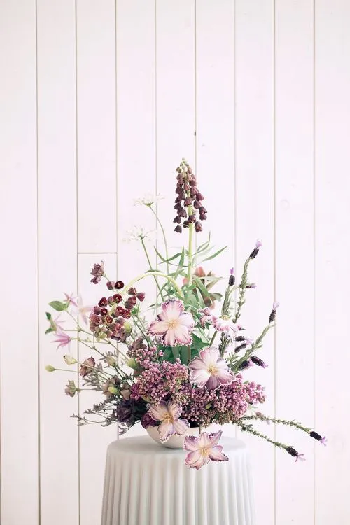 Лавандовые оттенки за прямоугольным столом