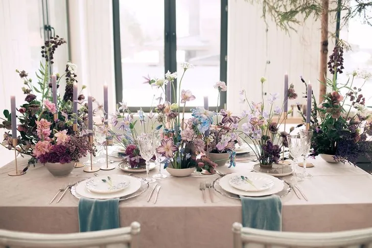 Лавандовые оттенки за прямоугольным столом