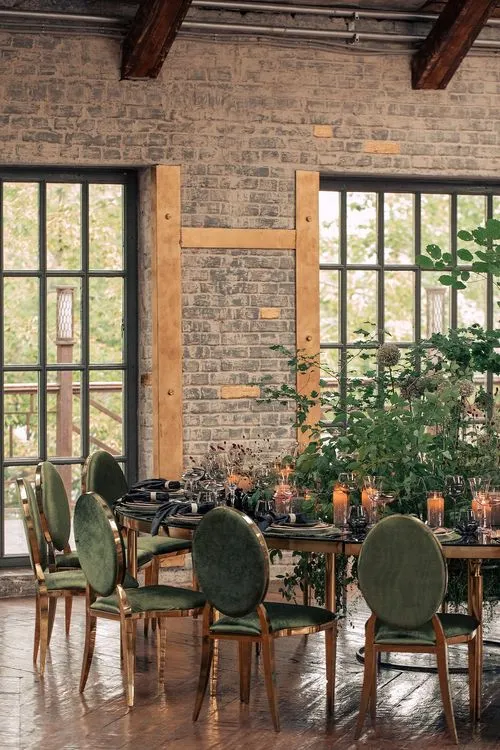 Лесной сет за большим круглым столом