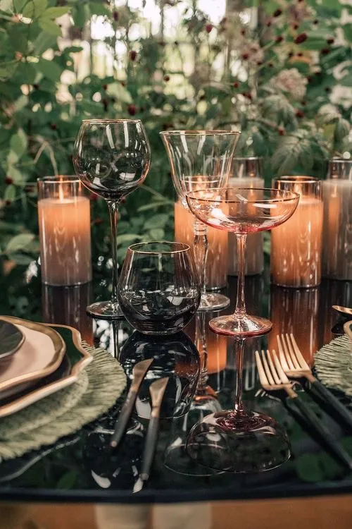 Лесной сет за большим круглым столом