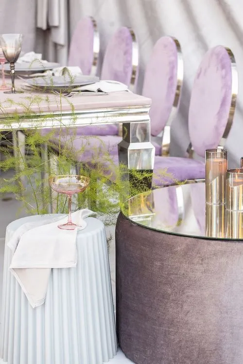 Лиловый сет за прямоугольным столом