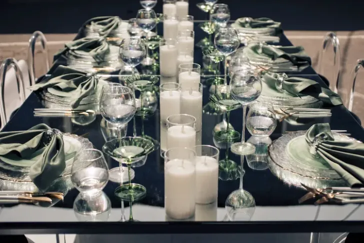 Матча-сет за зеркальным прямоугольным столом