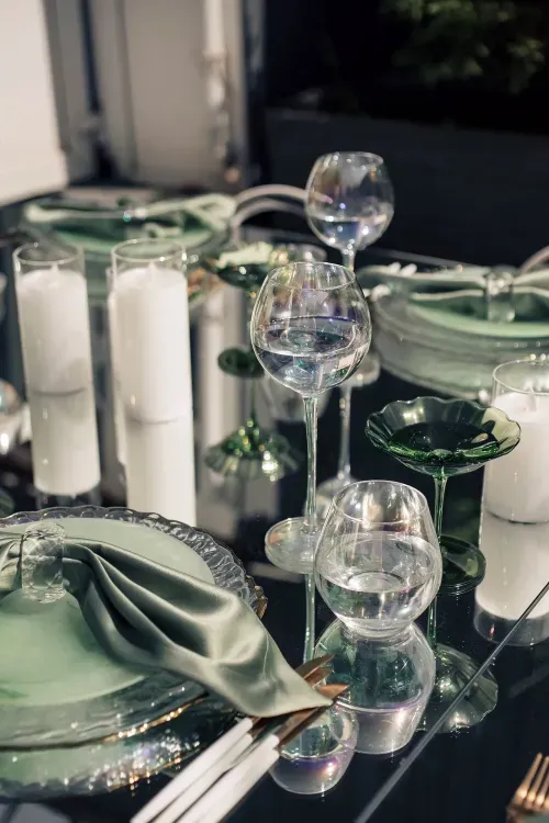 Матча-сет за зеркальным прямоугольным столом