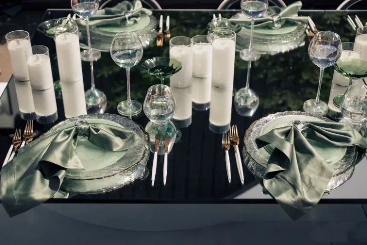 Матча-сет за зеркальным прямоугольным столом