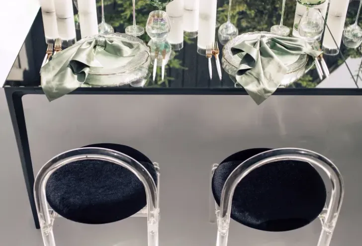 Матча-сет за зеркальным прямоугольным столом