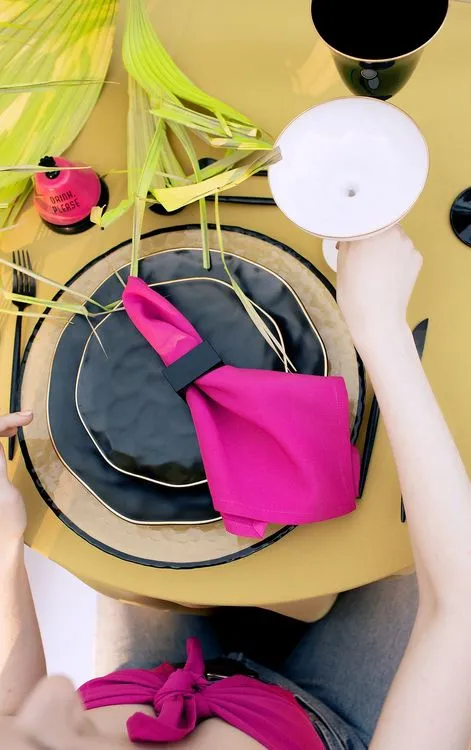 Неоново-зеленый сет за круглым столом