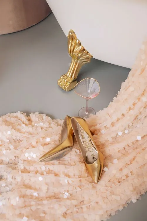 Нежно-розовый сет за круглым столом