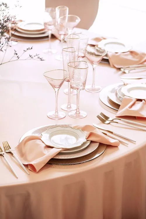 Нежно-розовый сет за круглым столом