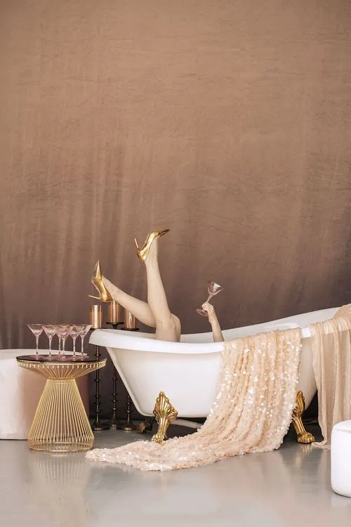 Нежно-розовый сет за круглым столом