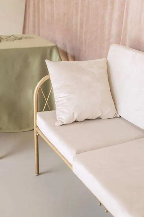 Нежно-зеленый сет за прямоугольным столом