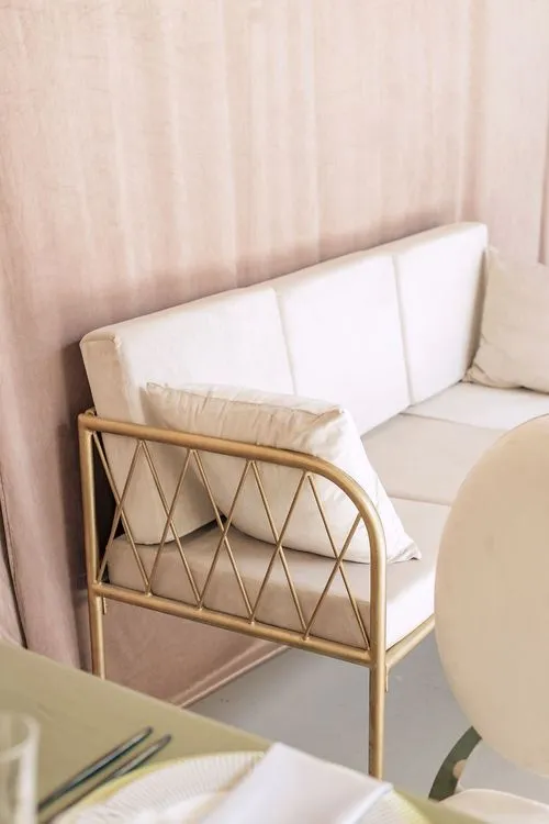 Нежно-зеленый сет за прямоугольным столом