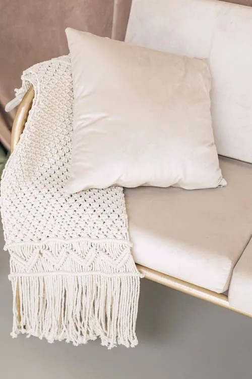 Нежно-зеленый сет за прямоугольным столом